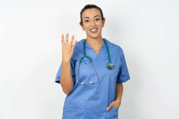 Arabski Lekarz Mundurze Stetoskopem Uśmiechnięty Przyjazny Pokazując Numer Cztery Lub — Zdjęcie stockowe