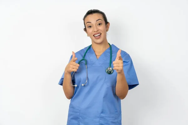アラブの女性医師は ステスコープで制服を着て カメラで指を指示し 誰かを選択します 君を推薦する 最高の選択 — ストック写真