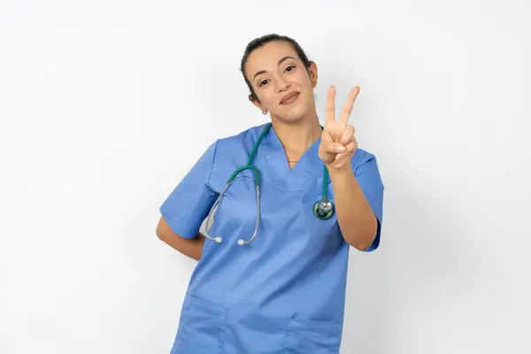 Arabo Donna Medico Uniforme Con Stetoscopio Dirige Dita Alla Fotocamera — Foto Stock