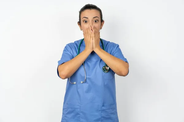 アラブの女性医師 スタスコープで制服を着て手を保ち 不信感に満ちた目で見て 仕事の量に困惑しています — ストック写真