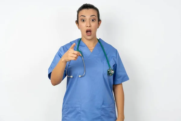 Shocked Arab Woman Doctor Uniform Stethoscope Points You Stunned Expression — Stock Photo, Image