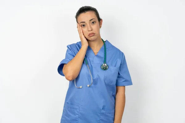 Sorgsen Ensam Arabiska Kvinna Läkare Uniform Med Stetoskop Vidrör Kinden — Stockfoto