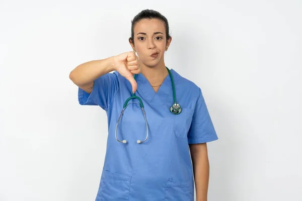 Üniformalı Arap Kadın Doktor Steteskoplu Mutsuz Kızgın Görünüyor Kötü Ifade — Stok fotoğraf