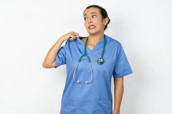 Arab Kvinna Läkare Uniform Med Stetoskop Stressad Orolig Trött Och — Stockfoto
