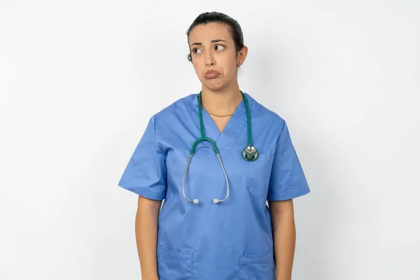 Mulher Árabe Insatisfeito Médico Uniforme Com Bolsas Estetoscópio Lábios Tem — Fotografia de Stock