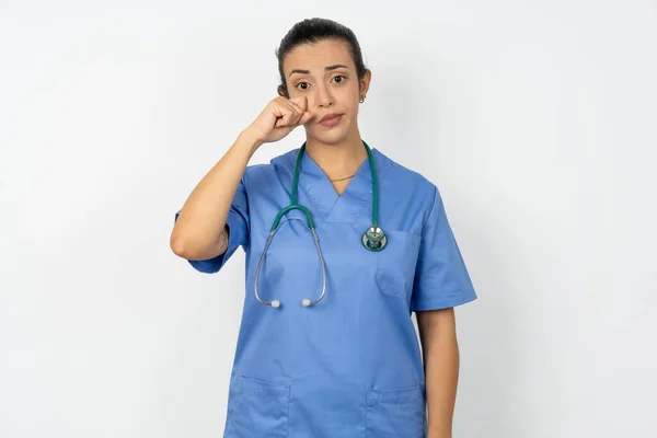 Rozczarowana Przygnębiona Arabska Lekarka Mundurze Stetoskopem Wyciera Łzy Podkreśla Ponurą — Zdjęcie stockowe