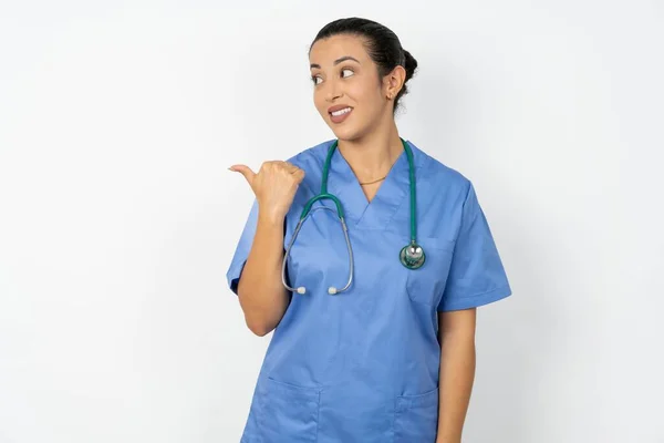 Arabo Donna Medico Uniforme Con Stetoscopio Punti Distanza Consigli Dimostra — Foto Stock