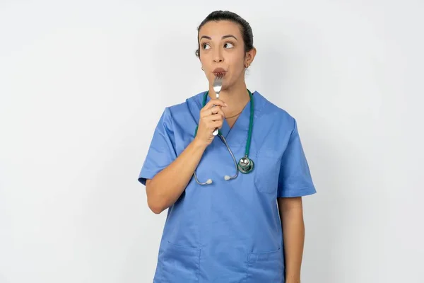 Foto Drömmande Arabiska Kvinna Läkare Uniform Med Stetoskop Slicka Gaffel — Stockfoto