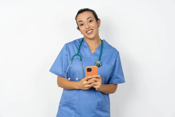 Arab Läkare Kvinna Bär Blå Uniform Använda Mobiltelefon Skriva Sms — Stockfoto
