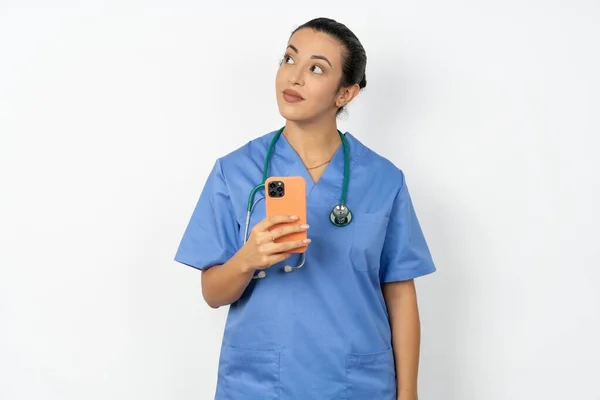 Arabiska Läkare Kvinna Bär Blå Uniform Håller Mobiltelefon Använder Höghastighetsinternet — Stockfoto