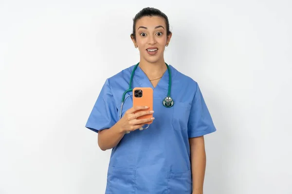 Arabiska Läkare Kvinna Bär Blå Uniform Håller Mobiltelefon Händerna Och — Stockfoto
