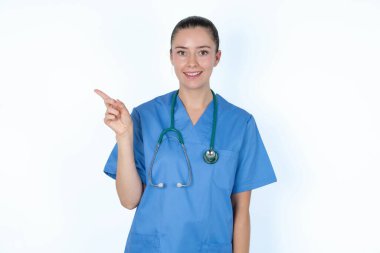 Kafkas kadın doktor mutlu bir şekilde boş bir alana işaret ederek alışveriş indirimi sunuyor, iyi haber ya da beklenmedik satışla heyecanlanıyor..