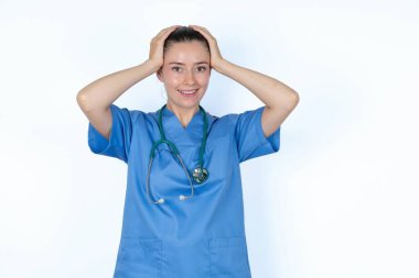 Steteskoplu beyaz kadın doktor harika haberler aldıktan sonra tepkisini gösteriyor..