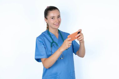 Ağ oyunu oynayan steteskoplu beyaz kadın doktor.