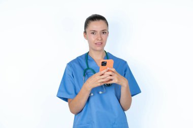 Steteskoplu beyaz kadın doktor fotoğrafı. Geri bildirim konseptinden hoşlanmayan akıllı telefon.