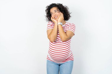 Hamile bir kadın, gelecekteki olaylar hakkında düşüncelere sahip olmak için...