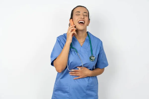 Arabische Ärztin Blauer Uniform Lacht Fröhlich Telefoniert Amüsiert Sich Mit — Stockfoto