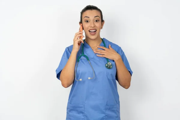 Leende Arabiska Läkare Kvinna Bär Blå Uniform Samtal Mobiltelefon Njuter — Stockfoto