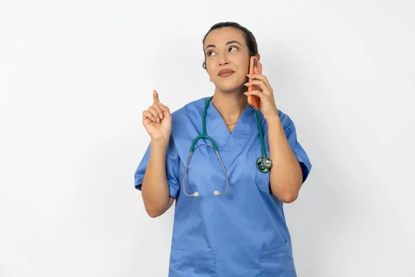 Arabiska Läkare Kvinna Bär Blå Uniform Talar Mobiltelefon Tillbringar Ledig — Stockfoto