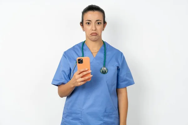 Upprörd Missnöjd Arab Läkare Kvinna Bär Blå Uniform Använder Mobil — Stockfoto