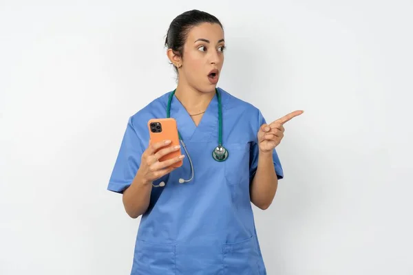 Mujer Médico Árabe Aturdido Usando Puntos Uniformes Azules Lado Espacio — Foto de Stock