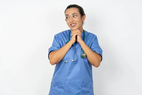 Arabski Lekarz Kobieta Niebieskim Mundurze Przewiduje Coś Niesamowitego Się Dzieje — Zdjęcie stockowe