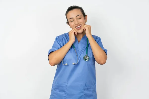 Arabiska Läkare Kvinna Bär Blå Uniform Ler Glatt Föreställer Sig — Stockfoto