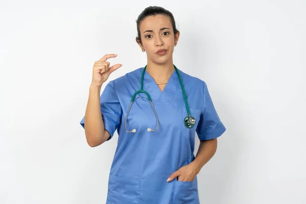 Mulher Médica Árabe Descontente Vestindo Formas Uniformes Azuis Pequeno Sinal — Fotografia de Stock