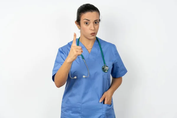 Arabiska Läkare Kvinna Bär Blå Uniform Frustrerad Och Pekar Framsidan — Stockfoto