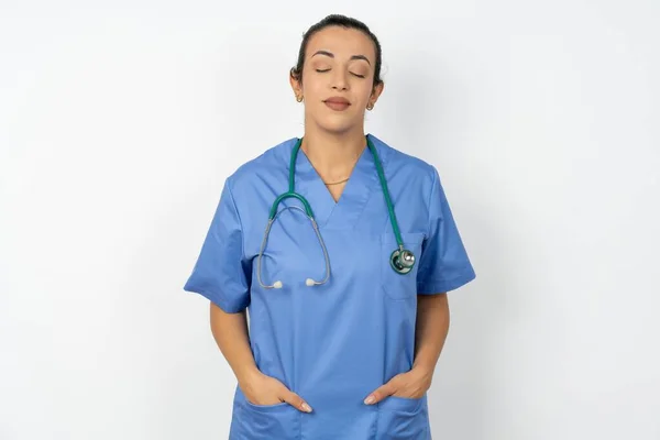Arabo Medico Donna Indossare Blu Uniforme Bello Looking Dolce Affascinante — Foto Stock