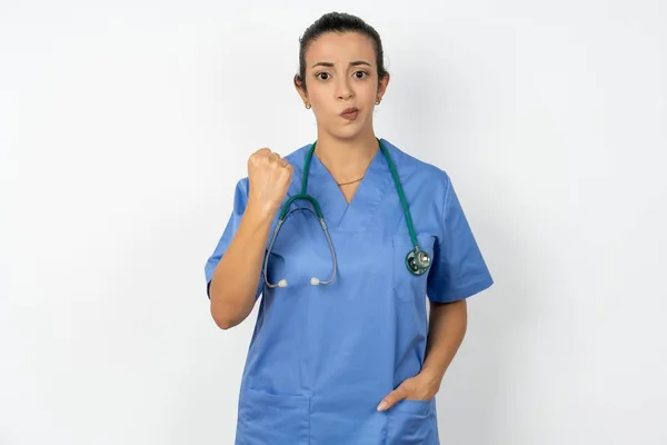 Arabiska Läkare Kvinna Bär Blå Uniform Visar Knytnäve Har Irriterad — Stockfoto