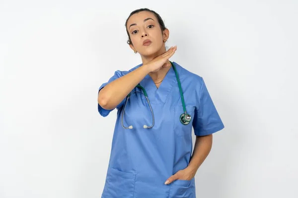 Arab Läkare Kvinna Bär Blå Uniform Skära Halsen Med Handen — Stockfoto