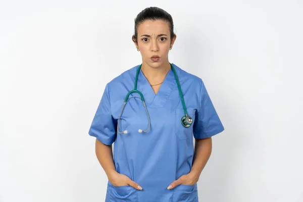 Arab Läkare Kvinna Bär Blå Uniform Visar Förvånad Ansikte Och — Stockfoto