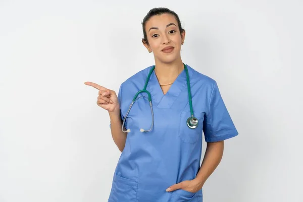 Médecin Arabe Femme Portant Des Points Uniformes Bleus Sur Côté — Photo