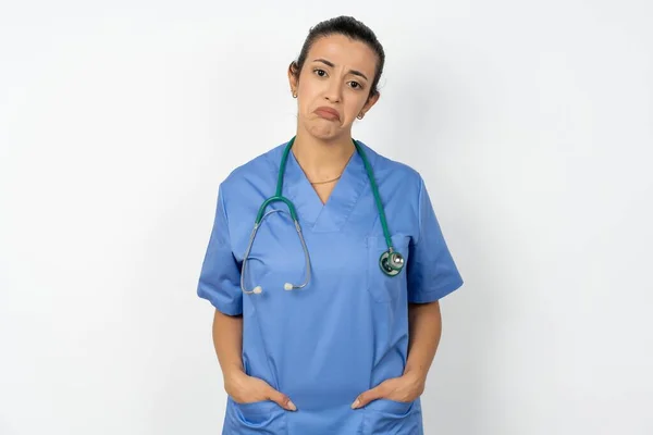 Árabe Médico Mulher Vestindo Uniforme Azul Deprimido Preocupar Com Angústia — Fotografia de Stock