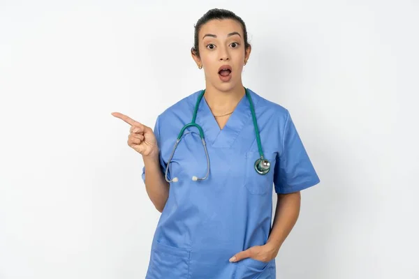 Emotive Árabe Médico Mulher Vestindo Uniforme Azul Mantém Mandíbula Caiu — Fotografia de Stock