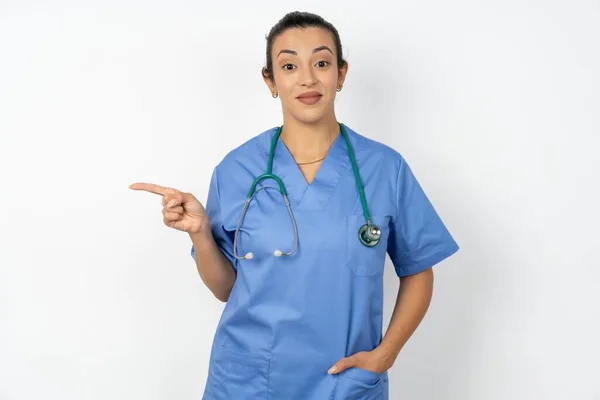 Positiv Arabiska Läkare Kvinna Bär Blå Uniform Med Nöjda Uttryck — Stockfoto