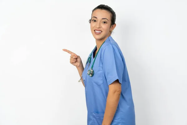 Profilo Foto Arabo Medico Donna Indossa Uniforme Blu Indicare Dito — Foto Stock