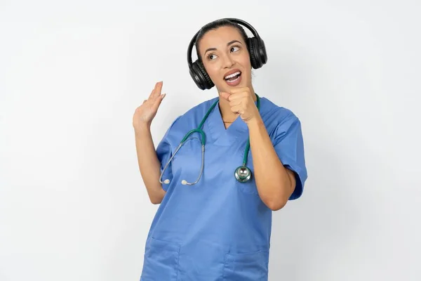 Glad Arabiska Läkare Kvinna Bär Blå Uniform Sjunger Favorit Låt — Stockfoto