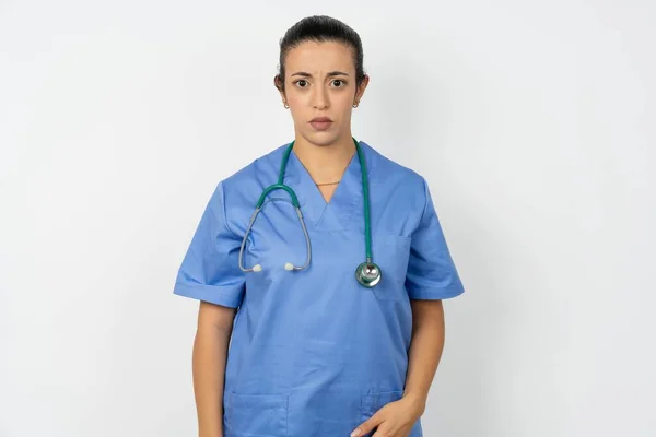 Dispiaciuto Arabo Medico Donna Indossa Blu Uniforme Cipiglio Viso Sente — Foto Stock