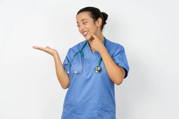 Positiv Arabiska Läkare Kvinna Bär Blå Uniform Annons Promo Beröring — Stockfoto