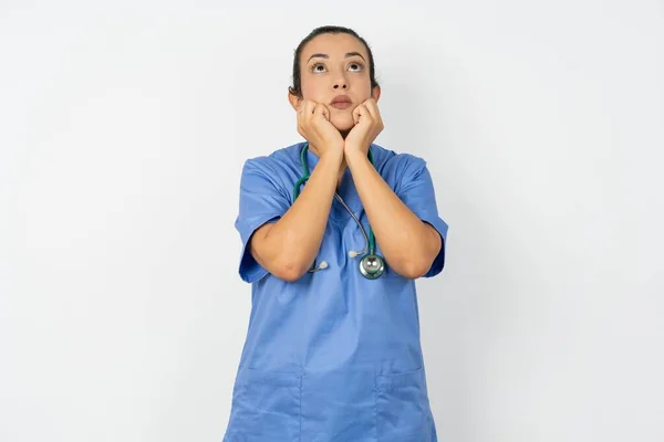 Porträt Der Traurigen Arabischen Ärztin Mit Blauen Uniformhänden Gesicht Blick — Stockfoto