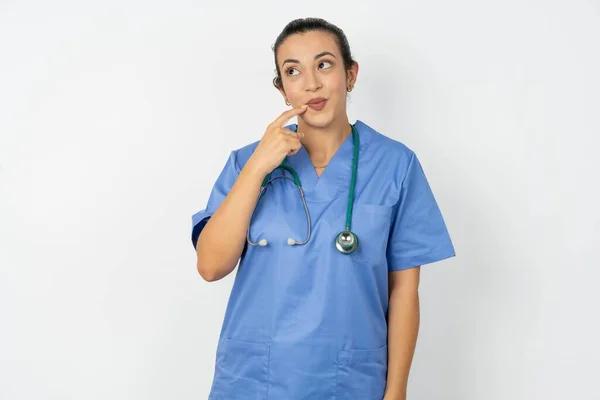 Piękny Marzycielski Arabski Lekarz Kobieta Noszenie Niebieski Mundur Trzyma Palec — Zdjęcie stockowe