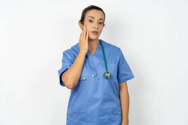 Foto Arabiska Läkare Kvinna Bär Blå Uniform Njuta Fräsch Perfekt — Stockfoto