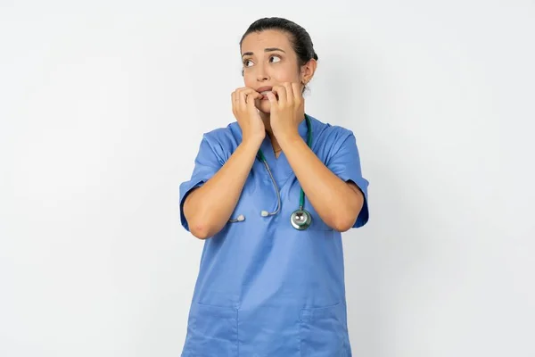 Assustado Árabe Médico Mulher Vestindo Azul Uniforme Parece Vazio Espaço — Fotografia de Stock