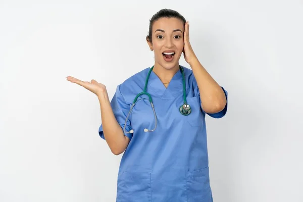 Chocado Surpreendido Surpreso Árabe Médico Mulher Vestindo Azul Uniforme Segurar — Fotografia de Stock