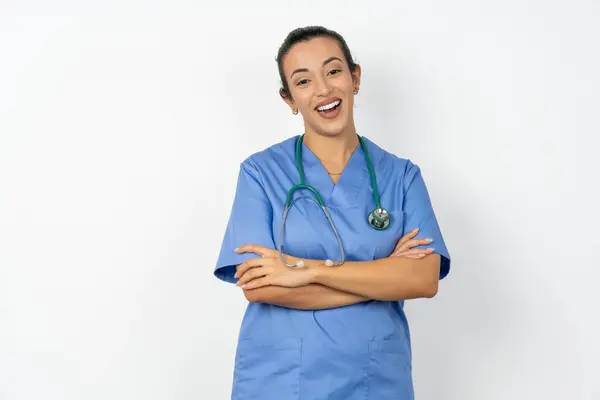 Портрет Чарівної Арабської Жінки Лікаря Блакитній Формі Стоїть Впевнено Посміхаючись — стокове фото