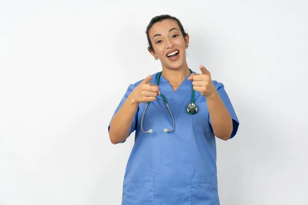 Arabski Lekarz Kobieta Noszenie Niebieski Mundur Wesoły Uśmiechnięty Poiting Przed — Zdjęcie stockowe