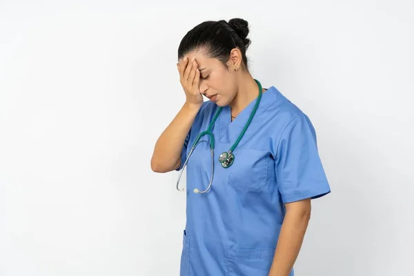 Árabe Médico Mulher Vestindo Uniforme Azul Com Expressão Triste Cobrindo — Fotografia de Stock