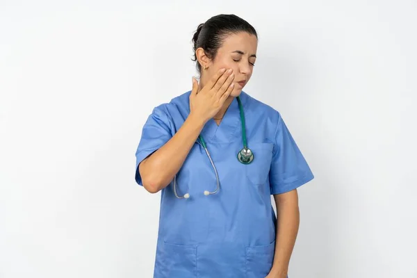 Beyaz Arka Planda Diş Ağrısı Olan Mavi Üniformalı Arap Doktor — Stok fotoğraf